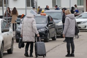 Водителям-самозанятым разрешат работать на иномарках после локализации такси